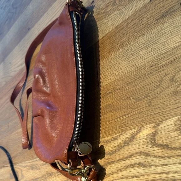 Elegant Brown Leather Shoulder Bag - Picture 6 of 6